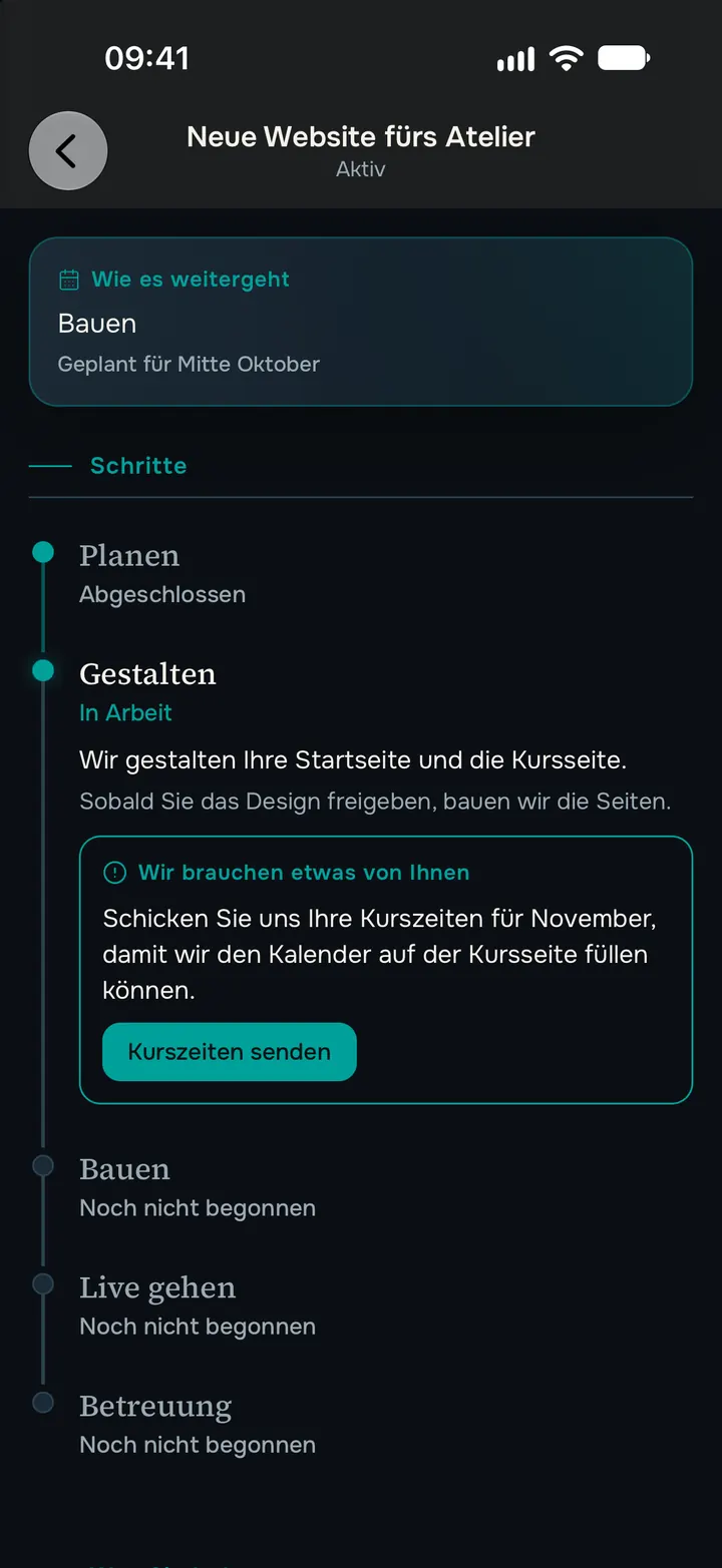 Projektschritte in der App: Planen ist erledigt, Gestalten läuft, und das Team bittet um die Kurszeiten.