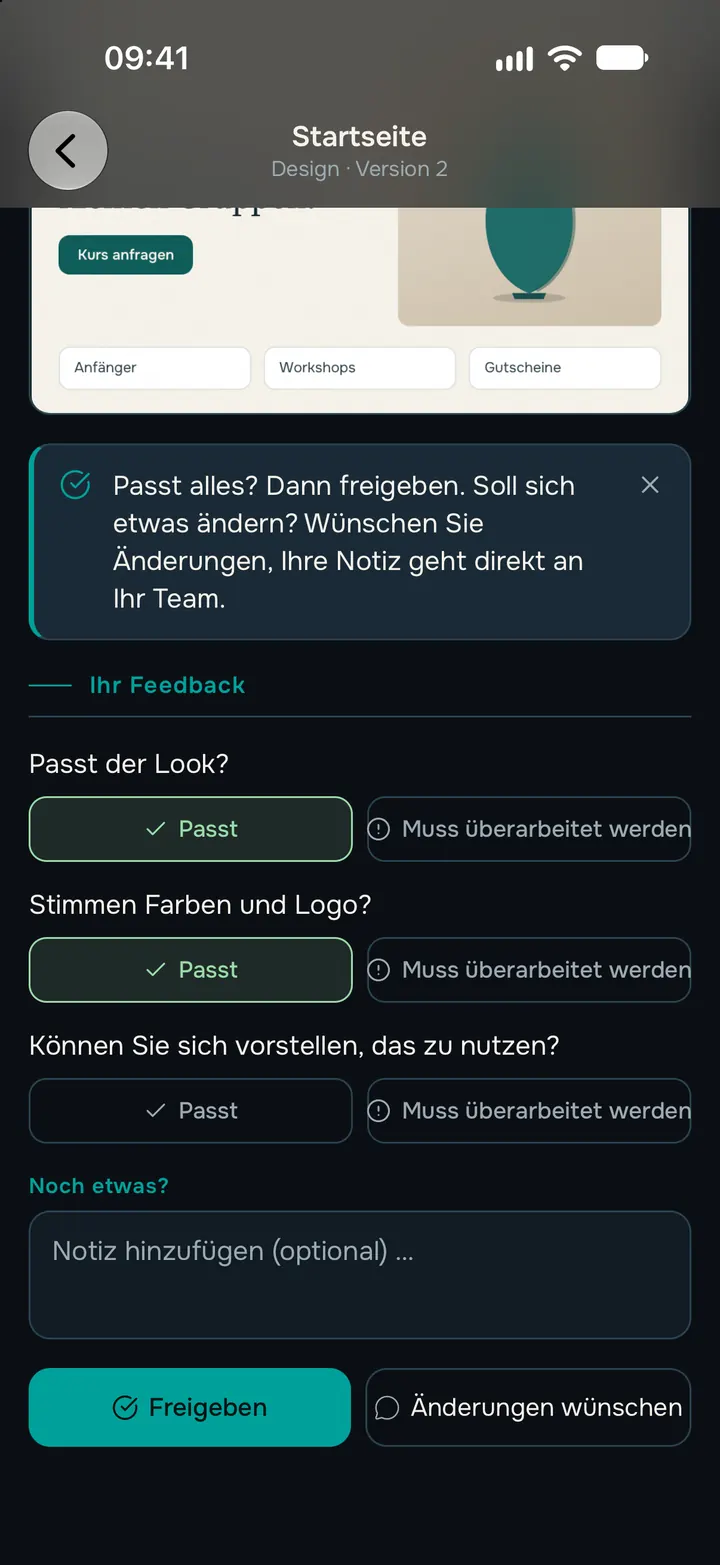 Ein Startseiten-Design wartet auf Freigabe, mit kurzen Fragen und den Tasten Freigeben und Änderungen wünschen.