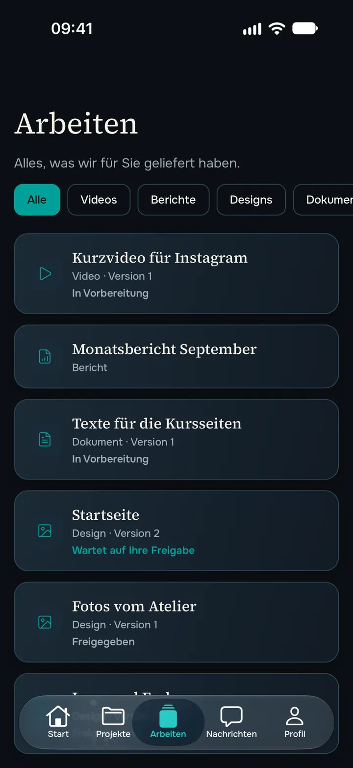 Der Bereich Arbeiten: ein Instagram-Video und Texte in Vorbereitung, ein Startseiten-Design wartet auf Freigabe, Fotos sind freigegeben.