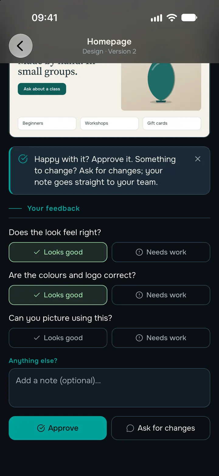 Un design de page d’accueil en attente de validation, avec quelques questions et les boutons pour valider ou demander des modifications.